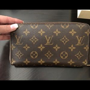 Louis Vuitton zippy organizer